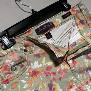 Gloria Vanderbilt Amanda Capri jean “Matcha Latte Bahia Floral” print
